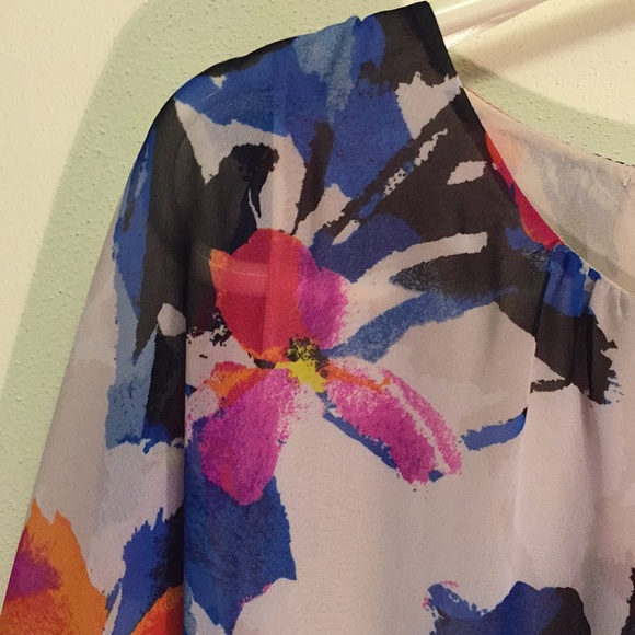 Vince Camuto Petite Floral Rendezvous Batwing - Picture 4 of 8